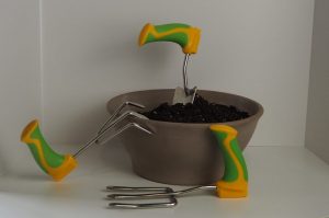 Displaying the 3 gardening tools for seniors available at Eugeria 
